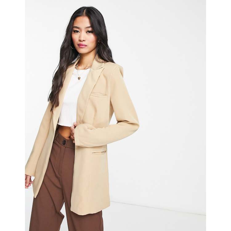 Americana color camel con detalle de pinzas de In The Style x