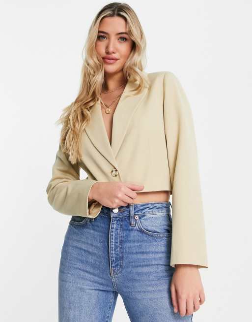 Americana corta color camel con botonadura simple de Miss Selfridge