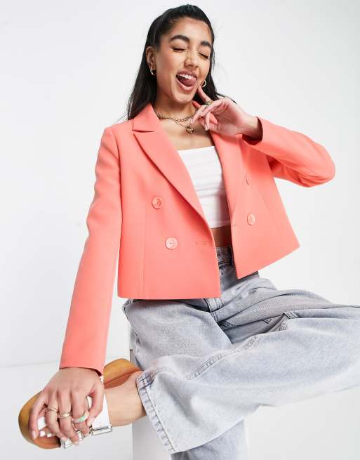 Americana corta color coral con doble botonadura de Miss Selfridge