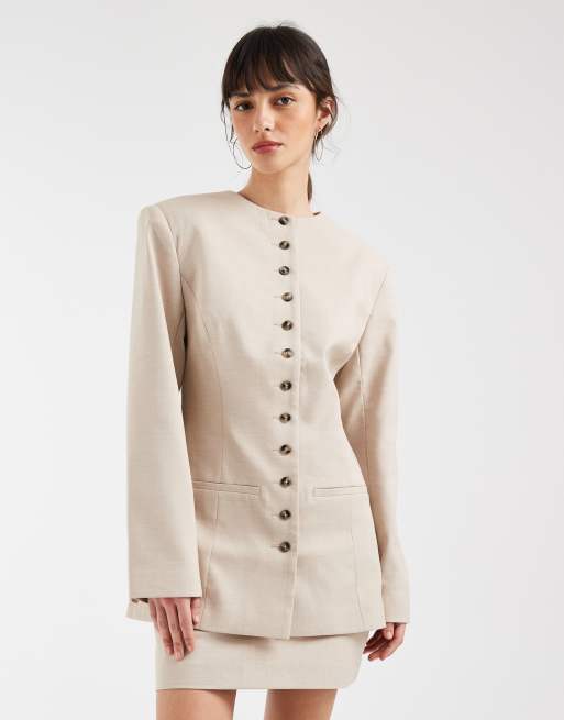 ASOS DESIGN - Conjunto de sastre color arena jaspeado de minifalda y americana con cuello alto, 2 de 3
