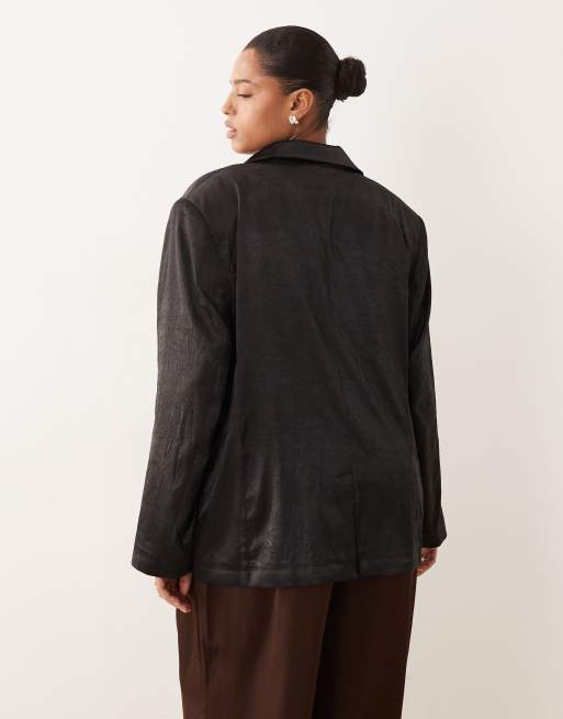 Americana de sastre negra desestructurada de satén de ASOS DESIGN Curve, 3 de 4