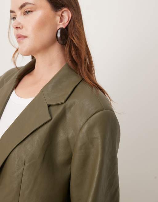 Americana de sastre verde oscuro extragrande de cuero sintético de ASOS DESIGN Curve, 2 de 4