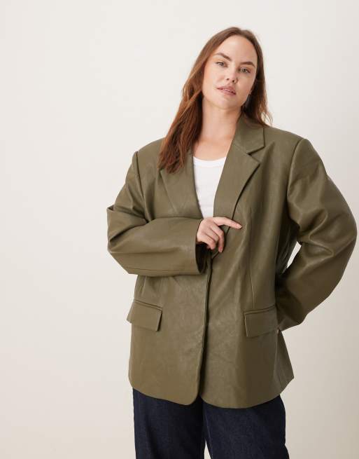 Americana de sastre verde oscuro extragrande de cuero sintético de ASOS DESIGN Curve, 4 de 4