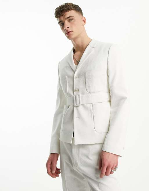 Americana de traje blanca entallada con detalle de cinturón de ASOS DESIGN