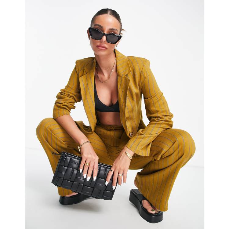 Americana de traje color mostaza a rayas azules de lino de ASOS