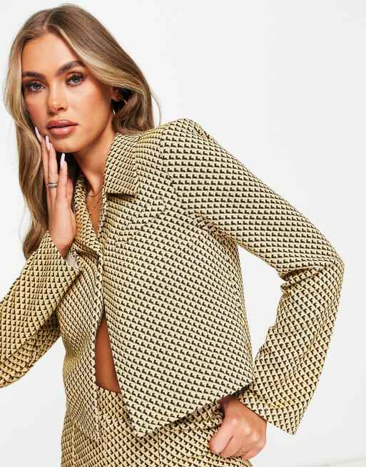 Americana de traje corta color mostaza con estampado geométrico retro de punto de ASOS DESIGN