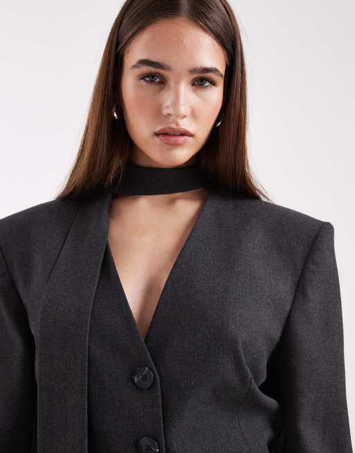 Americana gris entallada con hombreras y fular de ASOS DESIGN, 4 de 4