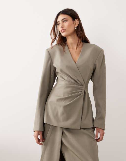 Conjunto de sastre gris de falda larga, pantalones de pernera ancha drapeada y americana sin solapas con diseño cruzado plisado y cintura entallada de ARRANGE, 4 de 4
