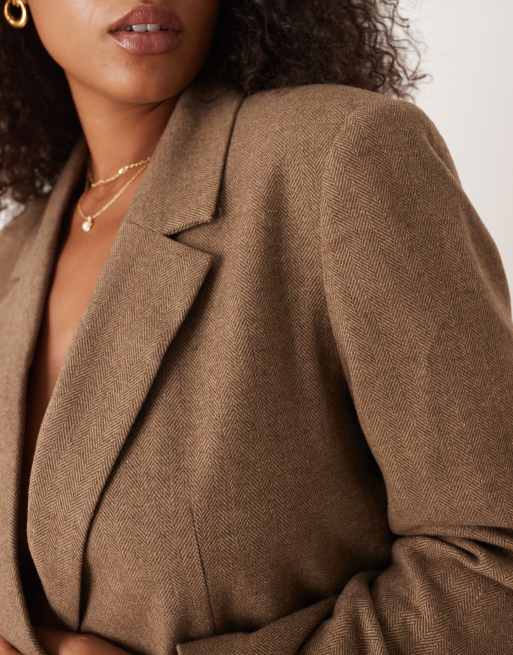 Americana marrón holgada con patrón de espiga de tejido texturizado de ASOS DESIGN Curve, 2 de 4