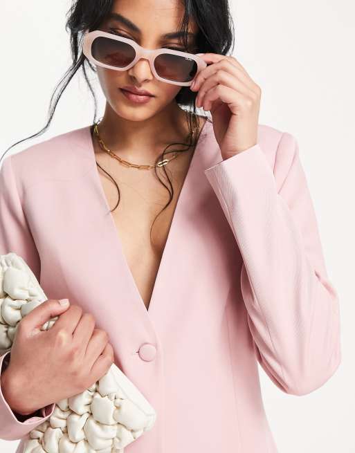 Americana rosa con espalda abierta y detalle de botones de Lola May, 3 de 4