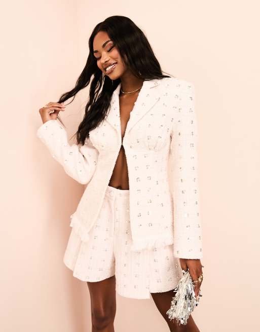 Americana rosa de bouclé con bajo de plumas sintéticas y adornos de ASOS LUXE