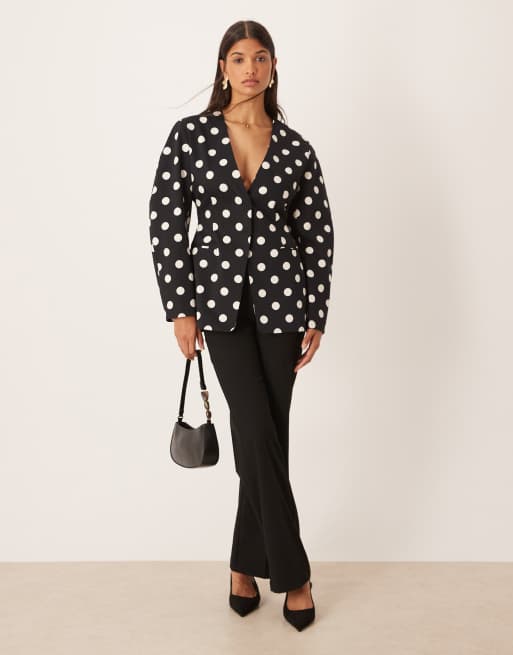 Americana sin solapas con cintura entallada y estampado de lunares de ASOS DESIGN (parte de un conjunto), 2 de 4