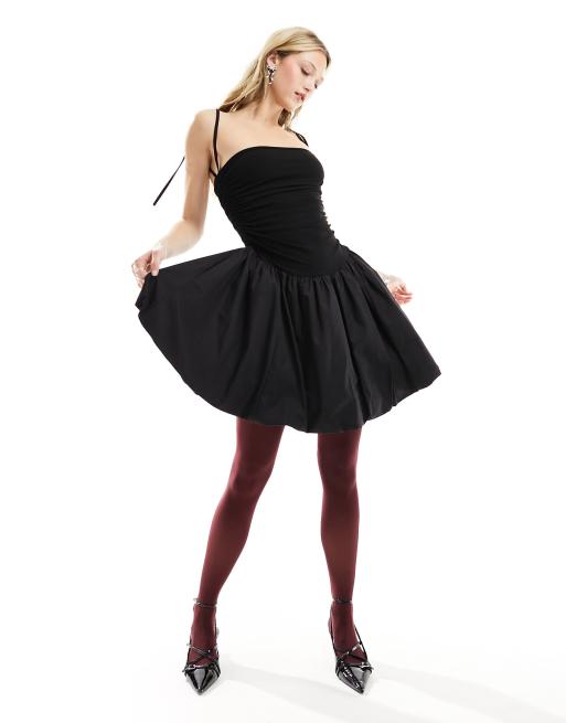 Amy Lynn – Alexa – Minikleid in Schwarz mit gebundenen Trägern und Ballonsaum