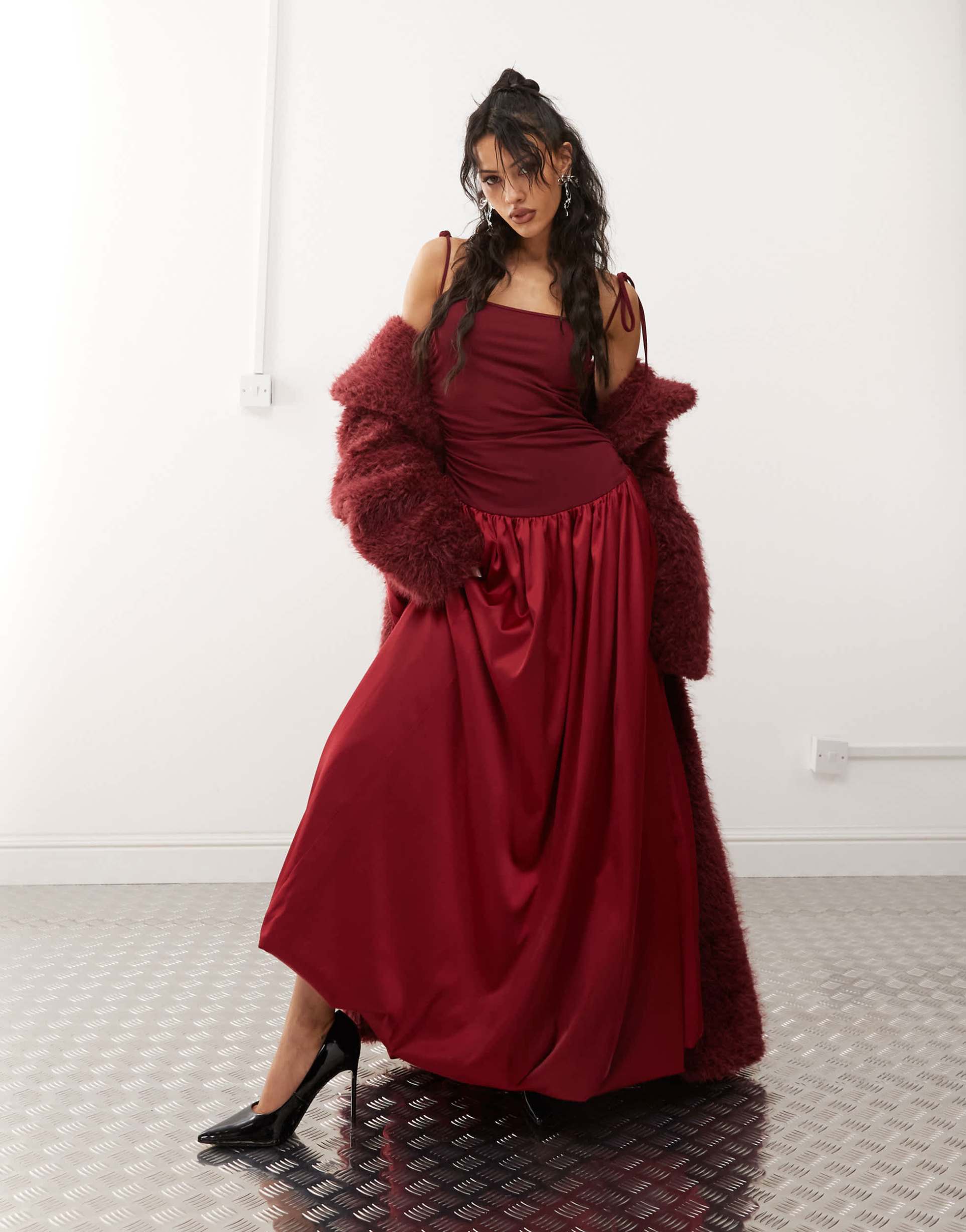 amy lynn alexa satin maxi dress in burgundy
