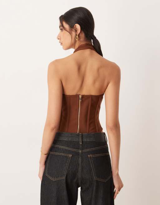 Amy Lynn – Brązowy bandażowy top z dekoltem typu halter, 4 z 4