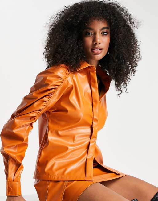 Amy Lynn - Camicia in ecopelle PU con dettagli estremi sulle maniche color mandarino in coordinato