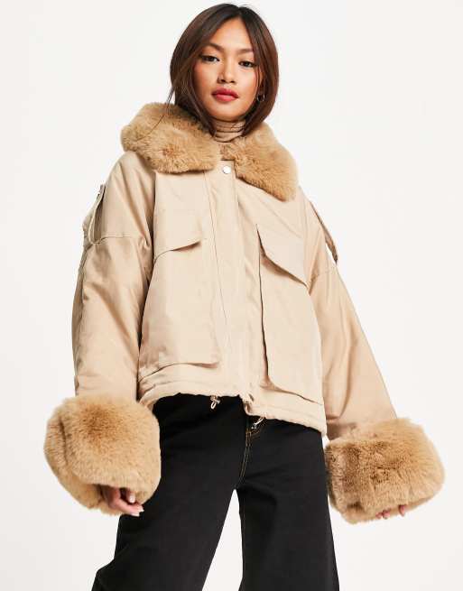 Amy Lynn - Cropped jack met kraag en manchetten van imitatiebont in beige 