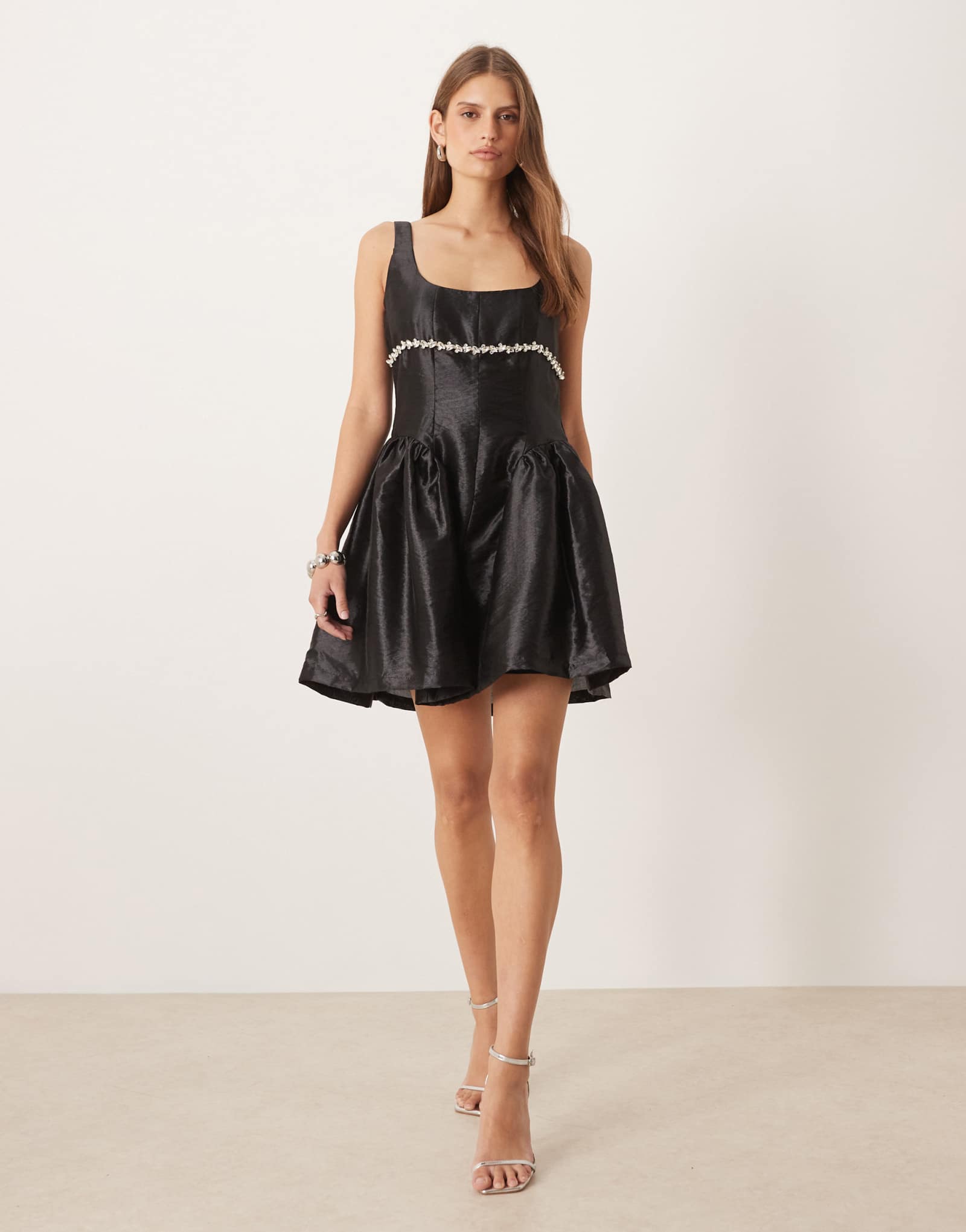 Мини-платье Amy Lynn babydoll со стразами черного цвета с деталями в набедренном шве