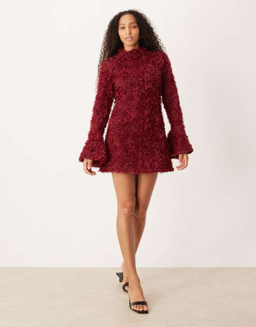 Amy Lynn - Hoogsluitende mini jurk met textuur en klokmouwen in rood, 2 van 4