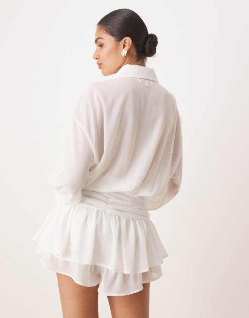 Amy Lynn - Hvidt gennemsigtigt playsuit med skjortedesign og flæsemamelukker, 3 af 4