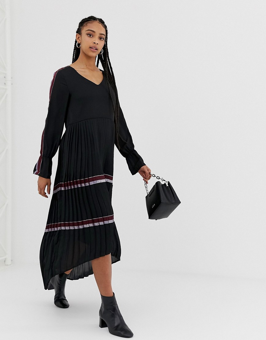 Amy Lynn – Midiklänning med klockärm och plisserad kjol-Svart
