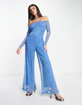 Amy Lynn - Odette - Plissierter Jumpsuit in glitzerndem Blau mit Carmen-Ausschnitt und weitem Bein