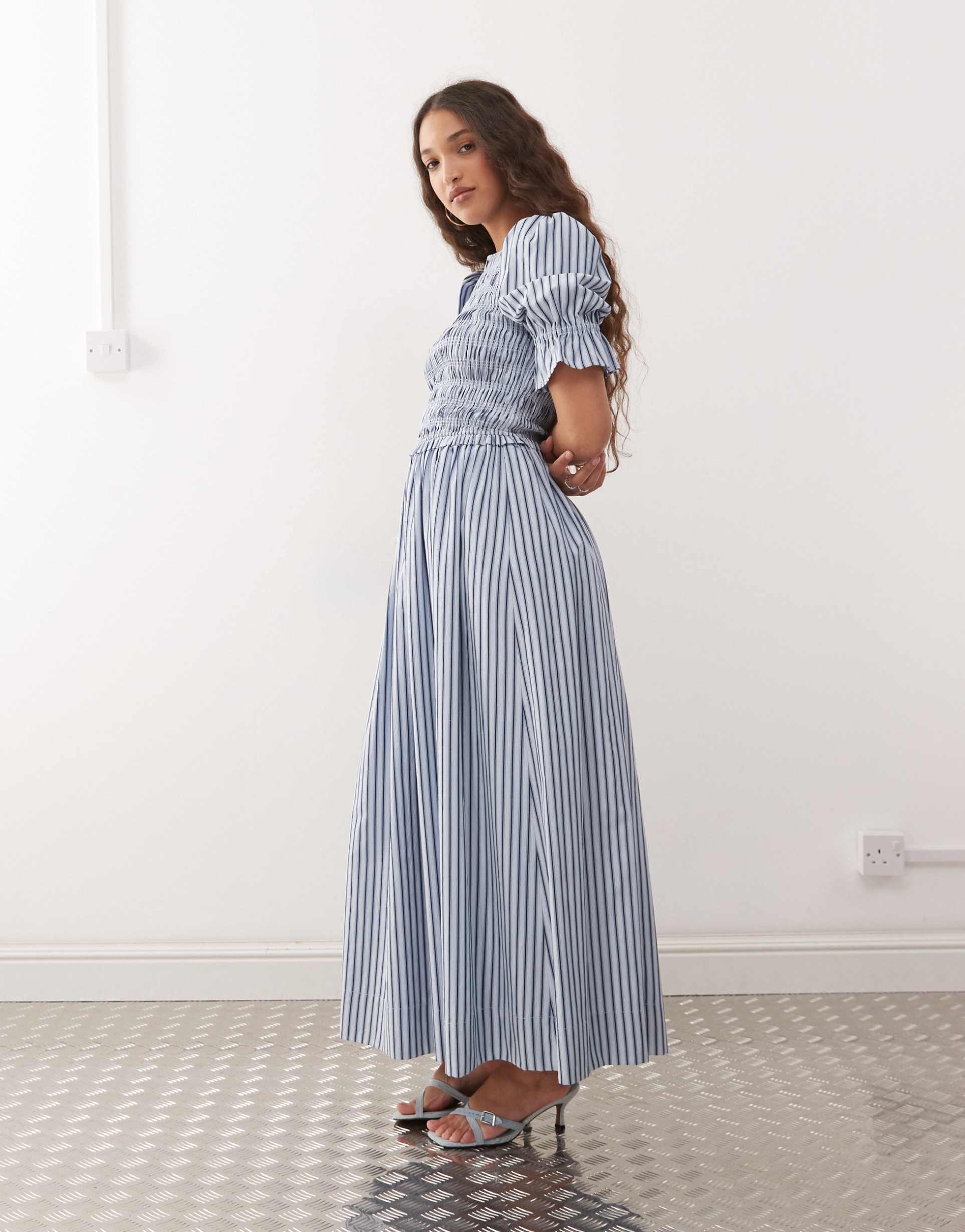 amy lynn puff sleeve cotton midi dress in blue stripe