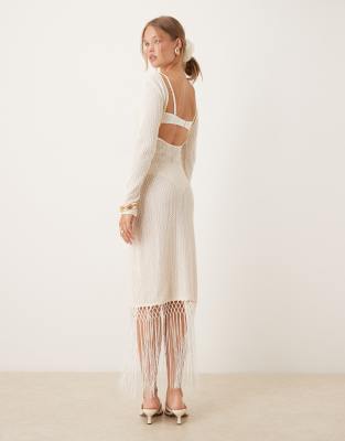 Amy Lynn – Rückenfreies, gehäkeltes Midikleid in Cremeweiß mit Fransensaum - view 1