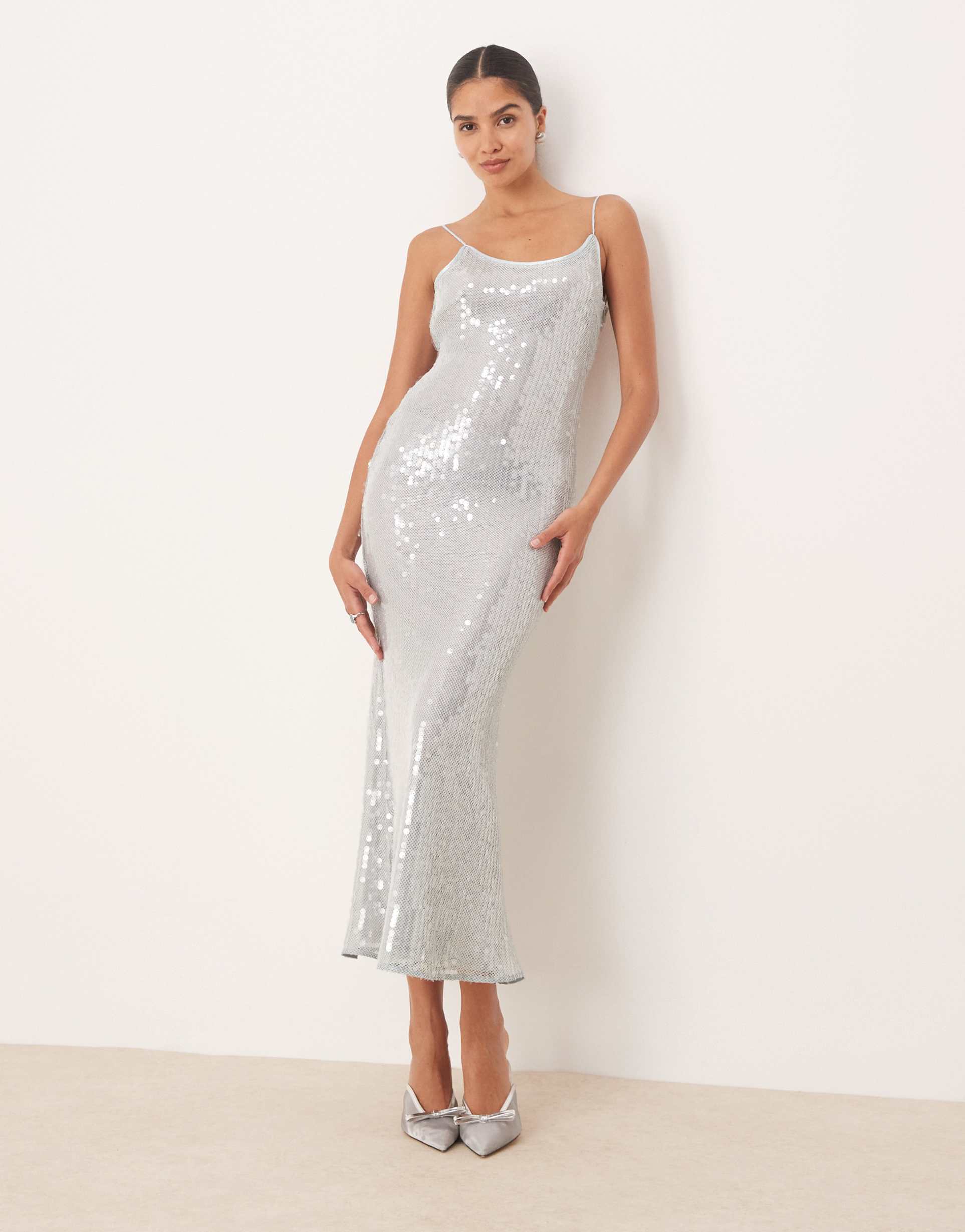 amy lynn scoop neck maxi dress in gray sequin