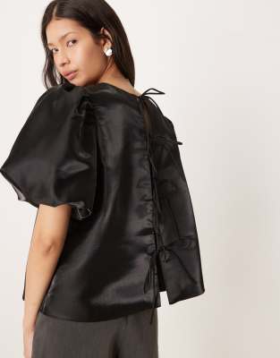 Amy Lynn - Stark glänzendes Multiway-Hängeroberteil in Schwarz mit Bindedetails