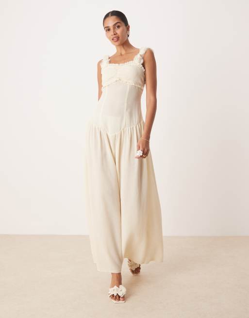 Amy Lynn - Vestito lungo color crema con fiori 3D sulle spalline e fondo sceso