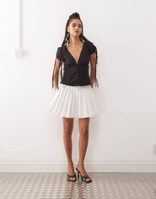 Amy Lynn Ziggy Contrast Pleated Mini Skirt In White