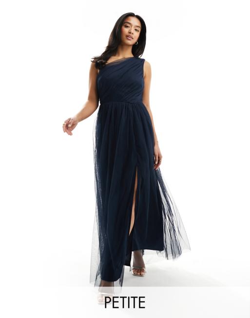 Anaya Petite Bridesmaid – Granatowa tiulowa sukienka maxi na jedno ramię