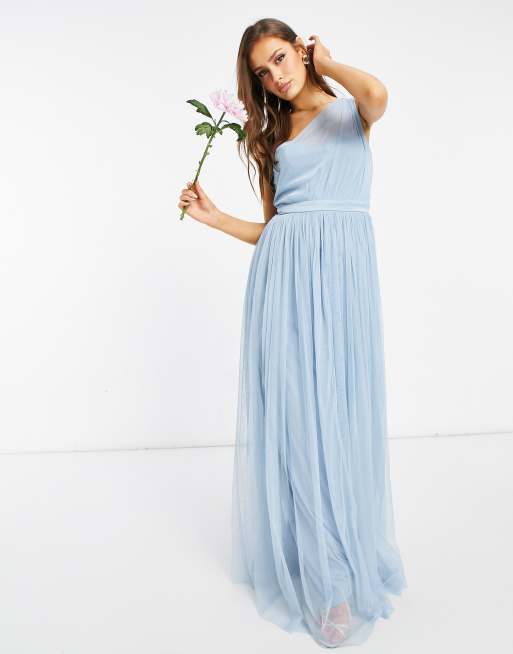 Anaya With Love - Lange bruidsmeisjesjurk van tule met blote schouder in zachtblauw