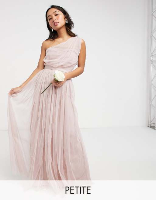 Anaya With Love Petite - Lange bruidsmeisjesjurk van tule met blote schouder in roze