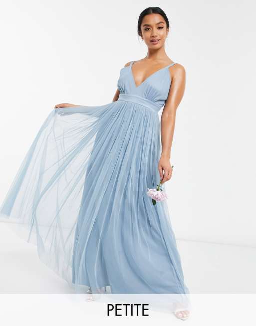 Anaya With Love Petite - Lange bruidsmeisjesjurk van tule met diep decolleté in zacht blauw