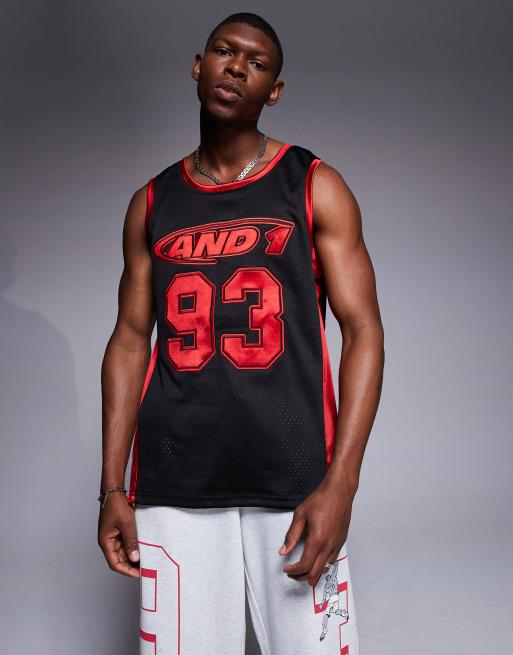 AND1 - Sort oversized overdel med kontrasterende paneler og grafisk sportsprint