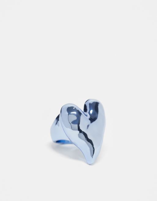 Anillo azul tipo sello con diseño de corazón de Monki