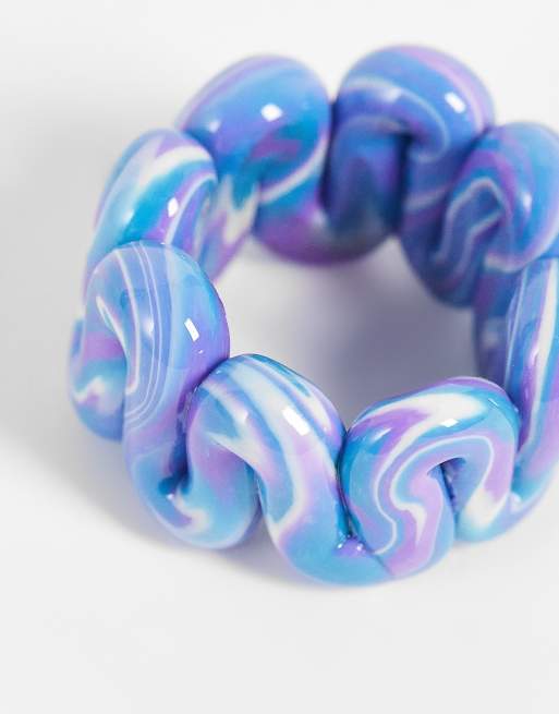 Anillo azul y lila marmoleado con diseño ondulado grueso de plástico de ASOS DESIGN, 3 de 4