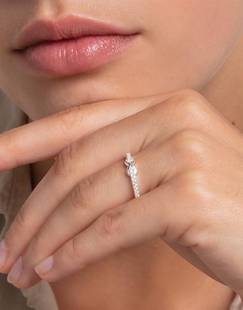 Anillo con detalle de símbolo de infinito de plata de ley 925 y piedras blancas de Thomas Sabo - view 1