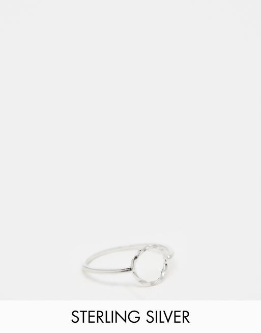 Anillo con diseño de círculo retorcido de plata de ley de ASOS DESIGN