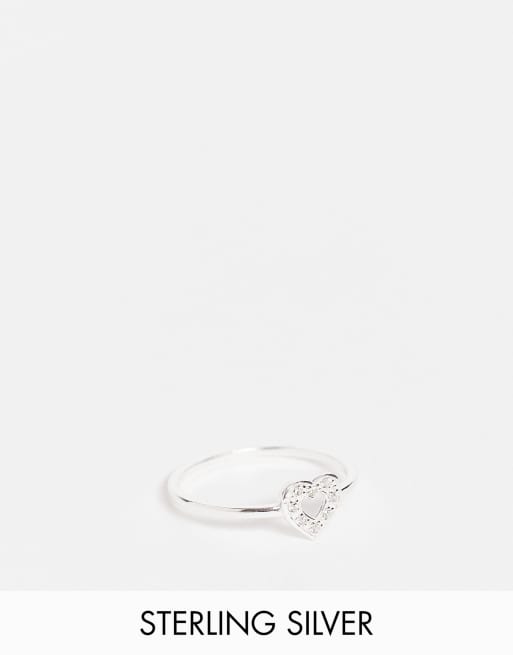Anillo con diseño de corazón de plata de ley de Bloom & Bay