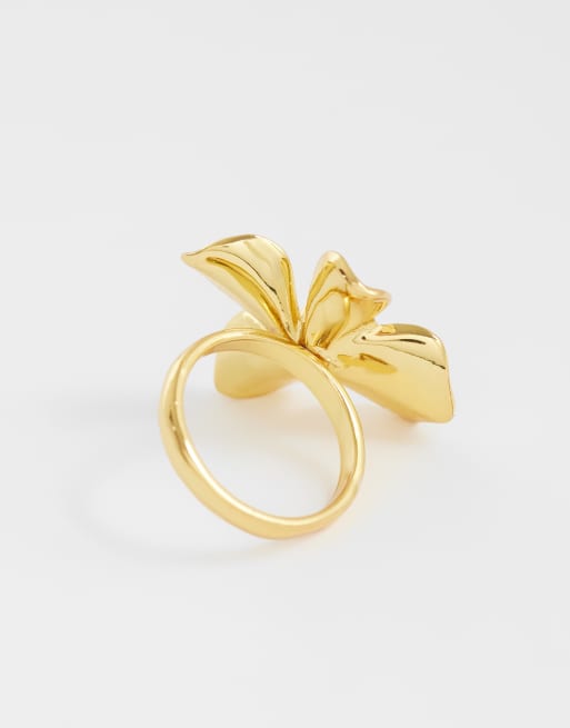 Anillo con diseño de flor chapado en oro de 14 quilates de ASOS DESIGN Curve, 2 de 3
