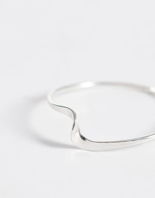 Anillo con diseño de ola de plata de ley de Kingsley Ryan, 2 de 3