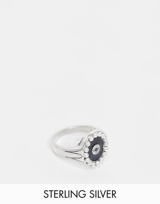 Anillo con diseño grabado y detalle de perlas en plata de ley de Serge DeNimes