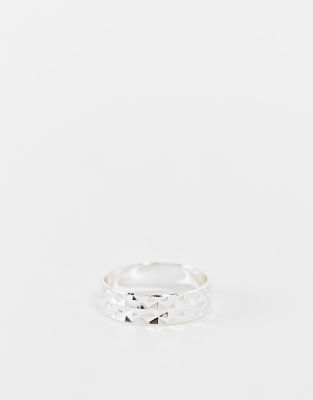 Anillo con diseño texturizado en tono plateado de ASOS DESIGN 