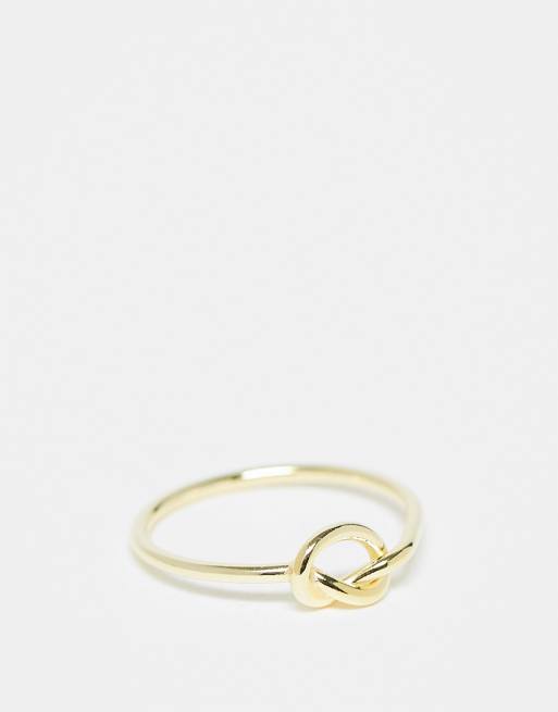 Anillo de banda con detalle de nudo chapado en oro de Kingsley Ryan