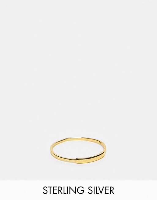 Anillo de banda liso chapado en oro de The Status Syndicate