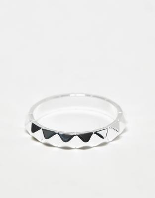 Anillo de banda plateado con diseño de tachuelas piramidales de plata de ley de ASOS DESIGN - view 1