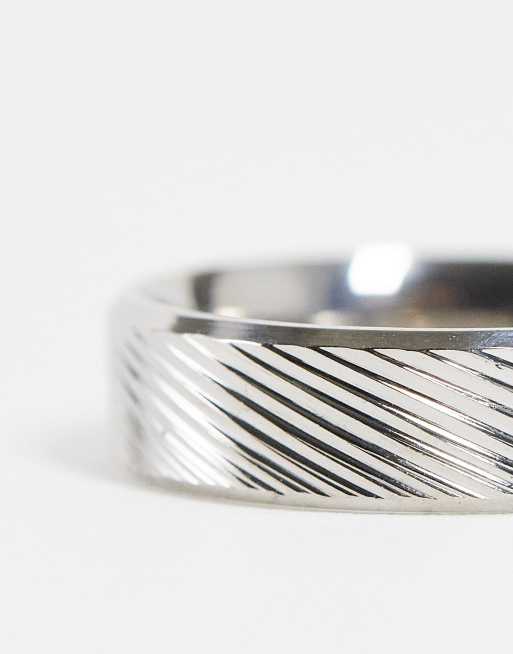 Anillo de banda plateado con diseño grabado horizontal de acero inoxidable resistente al agua de ASOS DESIGN   , 2 de 4